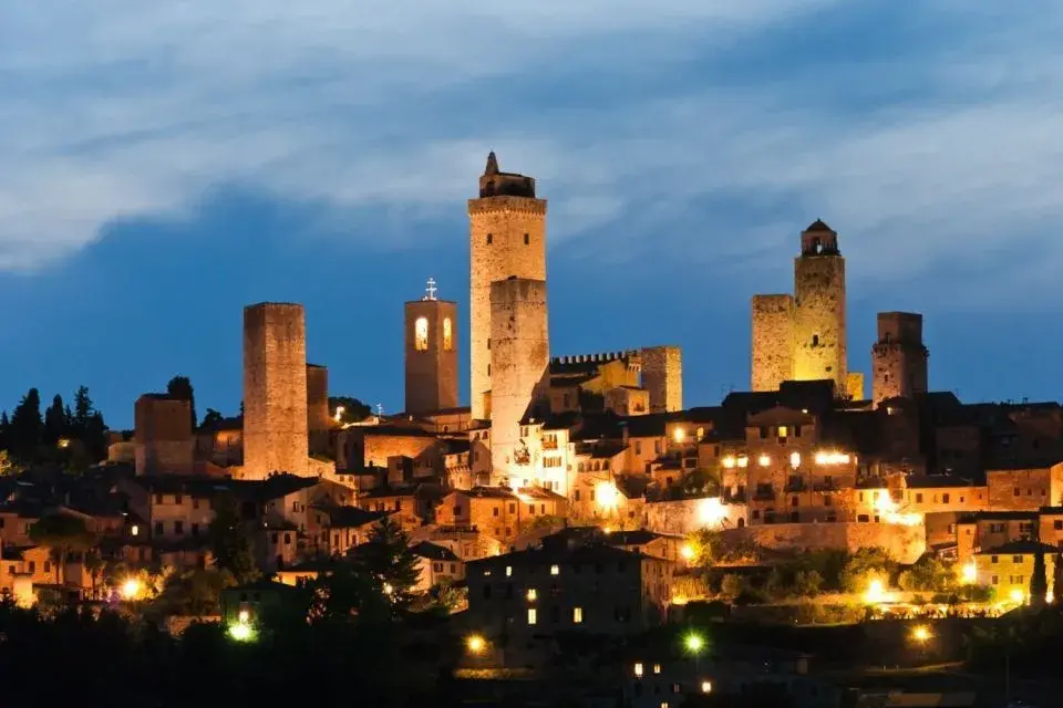 Siena & San Gimignano by Night: Tour with Dinner